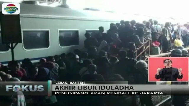 Memasuki masa akhir libur panjang, penumpang yang akan menuju Jakarta memadati Stasiun Kereta Rangkasbitung.