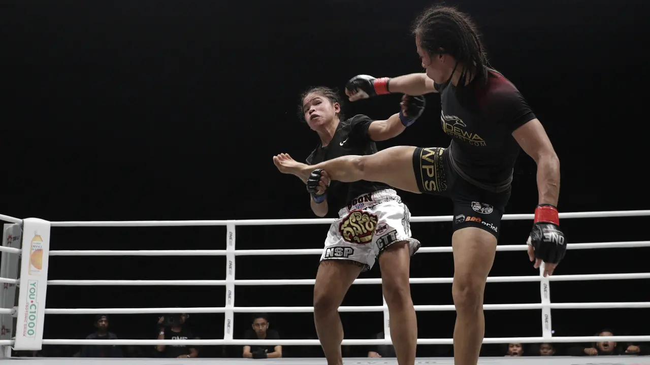 FOTO: ONE Championship, Priscilla Bungkam Petarung Kamboja