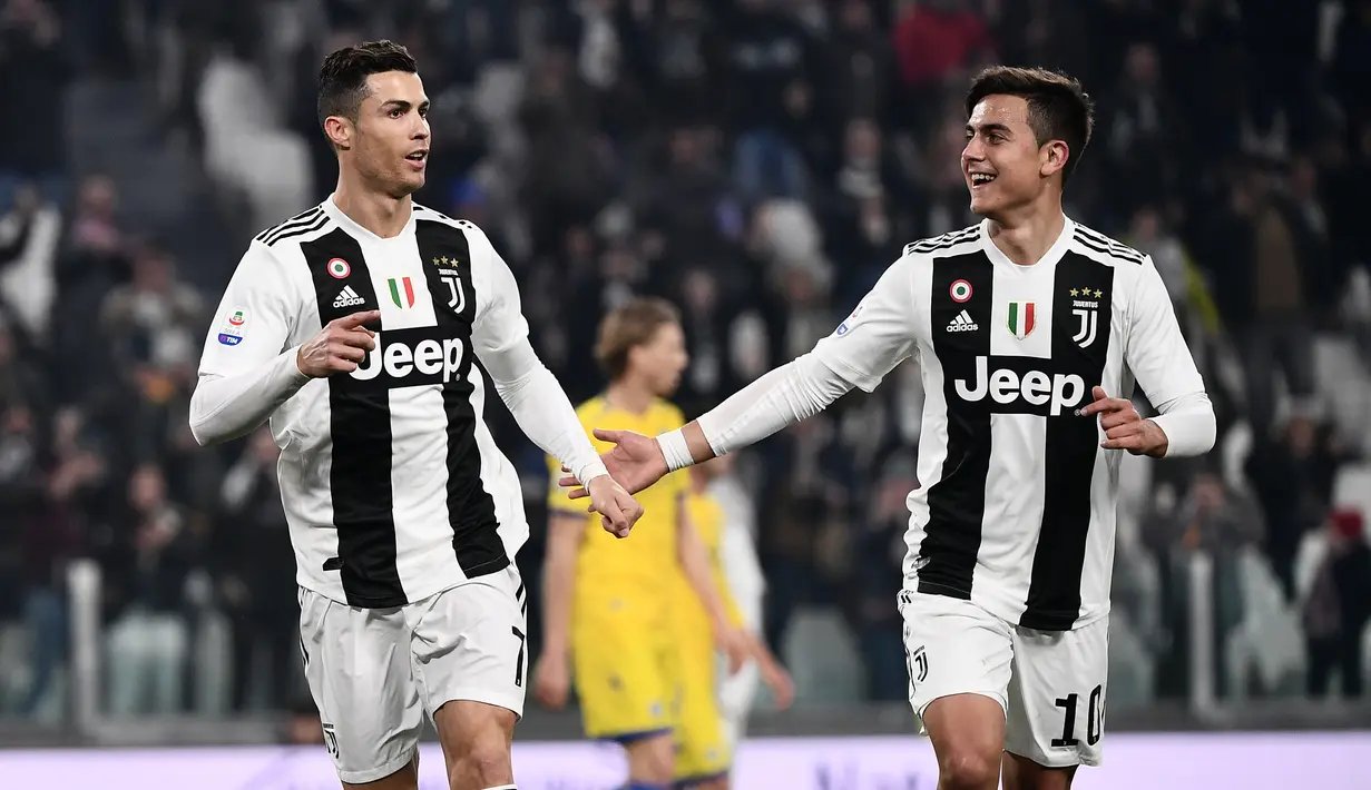 Ronaldo dan Dybala pertama dimainkan di lini depan ketika Juventus masih dinahkodai oleh Massimiliano Allegri pada musim kompetisi Serie A 2018/19. Keduanya untuk pertama kali dipasangkan hanya berdua di lini depan. (AFP/Marco Bertorello)