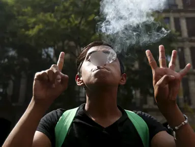 Seorang pria melakukan gerakan untuk mendukung legalisasi ganja di luar gedung Mahkamah Agung, Meksiko, Rabu (4/11/2015). Belum lama Pengadilan Meksiko memberikan izin untuk menanam dan merokok ganja untuk konsumsi pribadi. (REUTERS/Edgard Garrido)