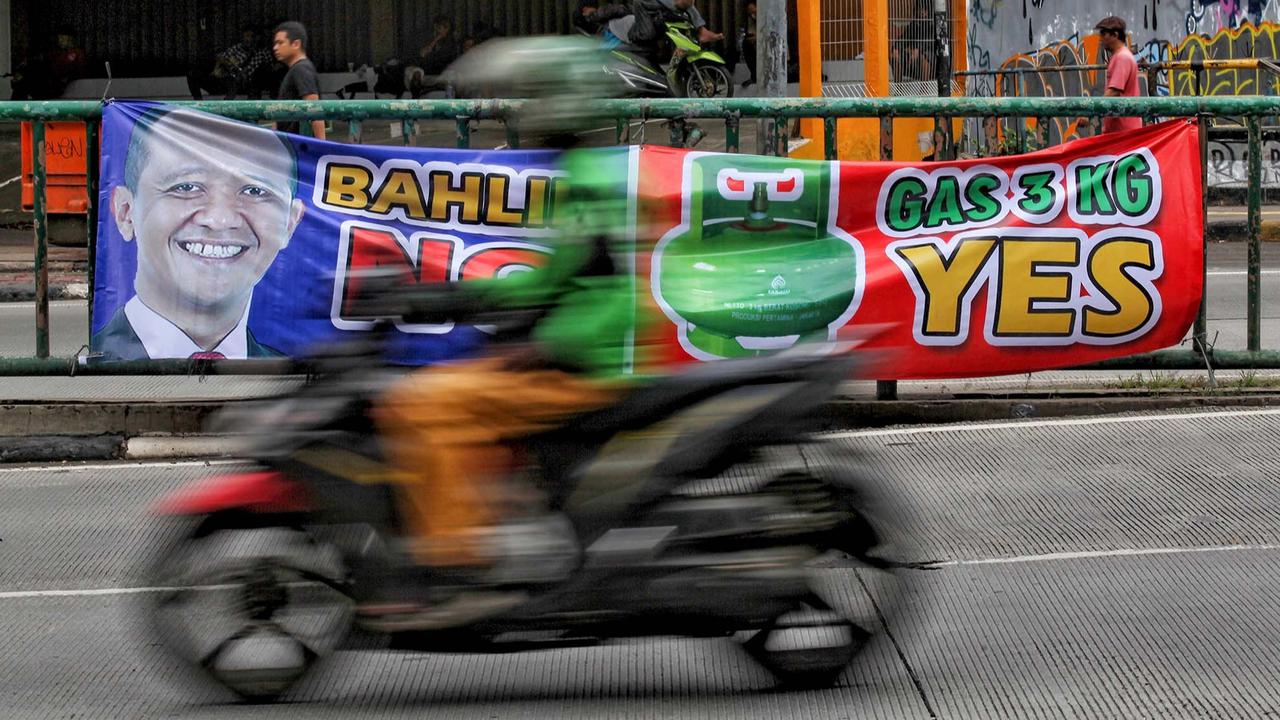 Paska Kelangkaan Gas LPG 3 Kg, Spanduk Kekecewaan Warga Bermunculan di Sejumlah Jalan Ibukota Jakarta.