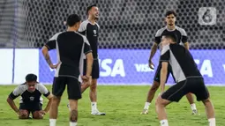 Skuad Garuda melakukan sesi latihan resmi jelang bertanding melawan Arab Saudi pada Selasa 19 November 2024. (Liputan6.com/Angga Yuniar)
