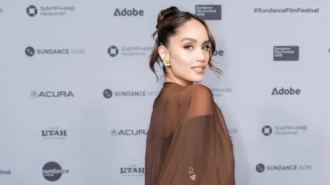 Cinta Laura di Sundance Film Festival dengan tampilan memerlihatkan identitas Indonesia. [@claurakiehl]