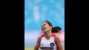 Reaksi pelari putri Indonesia, Odekta Elvina Naibaho saat melewati garis finis pada nomor lari 10.000 meter SEA Games 2023 di Stadion Morodok Techo National Stadium, Phnom Penh, Kamboja, Jumat (12/5/2023). Odekta meraih medali perunggu dengan catatan waktu 35 menit 31,03 detik sementara medali emas dan perak direbut dua atlet Vietnam, Thi Oanh Nguyen (35 menit 11,53 detik) dan Thi Hong Le Pham (35 menit 21,09 detik). (Bola.com/Abdul Aziz)