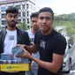 YouTuber Malaysia bagikan uang Rp 33 jutaan kepada awak media di depan Istana Negara (Sumber: Facebook/isaisarbofficial)