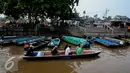 Warga menggunakan perahu sampan untuk menyeberang di sungai Kapuas, Pontianak, Kalimantan Barat, Sabtu (22/8/2015). Perahu Sampan sampai saat ini masih diminati warga sebagai moda transportasi sederhana di Sungai Kapuas. (Liputan6.com/Faizal Fanani)