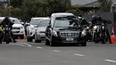 Mobil jenazah tiba membawa jasad seorang korban serangan kembar masjid di Christchurch untuk dimakamkan di Memorial Park Cemetery, Selandia Baru, Kamis (21/3). Pemakaman Daoud Nabi itu dikawal oleh geng motor sebagai bentuk solidaritas. (AP/Vincent Yu)