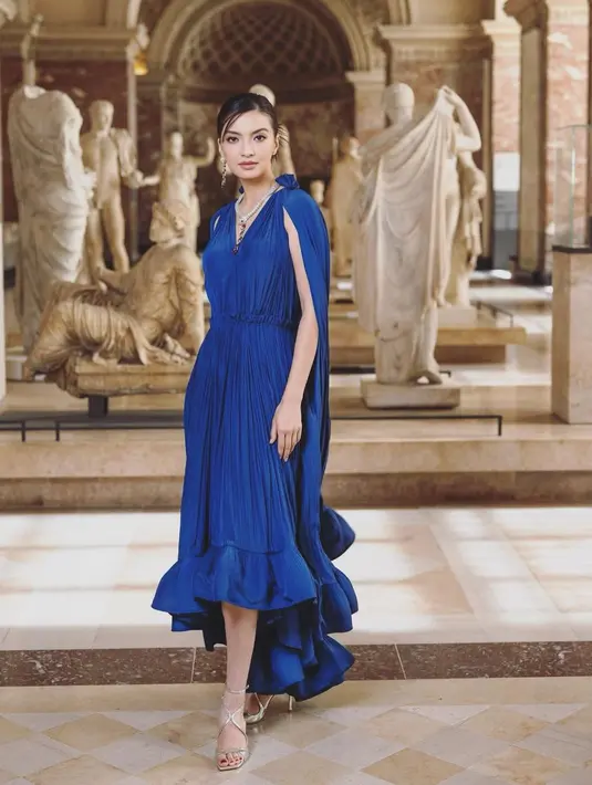 Gaun dengan aksen cape berwarna biru sapphire jadi opsi lainnya untuk tampil mahal sekaligus berkelas. Seperti tampilan Raline Shah ini. [@ralineshah]