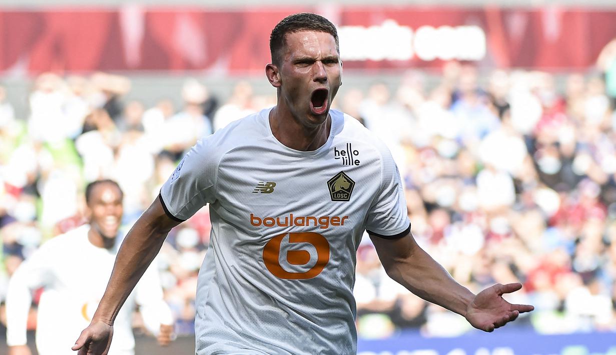 <p>Newcastle United berhasil mendapatkan Sven Botman setelah melalui proses yang sangat panjang. Pemain asal Belanda itu telah diincar The Magpies sejak bursa transfer musim dingin lalu. Botman mendarat ke St. James' Park dengan harga 37 juta euro dari LOSC Lille. Kedatangannya diharapkan bisa membantu Newcastle berbenah pada musim 2022/2023. (AFP/Jean-Christophe Verhaegen)</p>