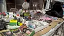 Seorang wanita menjual produk untuk wanita di pasar di Kamp al-Hol, Provinsi Hasakeh, Suriah, Sabtu (1/5/2021). Kamp al-Hol menampung sekitar 60.000 pengungsi termasuk keluarga dan pendukung ISIS, banyak dari mereka warga negara asing. (AP Photo/Baderkhan Ahmad)
