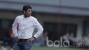 Ekspresi Pelatih Semen Padang, Nil Maizar, mengamati permainan anak asuhnya saat laga melawan Bhayangkara FC di Stadion Patriot, Bekasi, Sabtu (20/05/2017). Bhayangkara FC menang 1-0. (Bola.com/M Iqbal Ichsan)