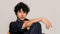 Noktah Merah Perkawinan menampar bioskop mulai Kamis (15/9/2022). Selain Oka Antara, Marsha Timothy, dan Sheila Dara, film ini memfiturkan performa apik Roy Sungkono. Memerankan Kemal, karakter baru yang tak ada dalam versi sinetronnya, Roy Sungkono tampil meyakinkan sebagai pria dominan, terkesan congkak, namun sebenarnya matang. (Foto: Dok. Oxygen Management)