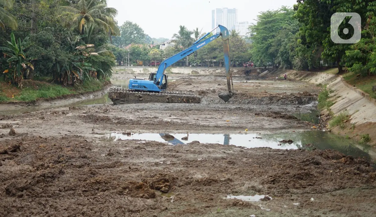 Petugas Sudin Sumber Daya Air (SDA) menggunakan alat berat untuk mengeruk lumpur yang mengendap di Setu Mangga Bolong, Jagakarsa, Jakarta, Rabu (2/9/2020). Pengerukan untuk meningkatkan fungsi setu sebagai tangkapan air, pengendali banjir dan penambahan daya tampung. (Liputan6.com/Immanuel Antonius)