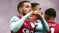 Pemain Aston Villa Emiliano Buendia memberi isyarat setelah mencetak gol ke gawang Tottenham Hotspur pada pertandingan sepak bola Liga Inggris di Stadion Tottenham Hotspur, London, 1 Januari 2023. Aston Villa mempermalukan Tottenham Hotspur dengan skor 2-0. (AP Photo/Ian Walton)