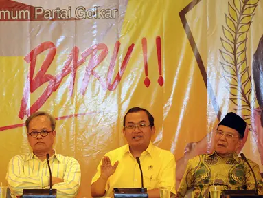 Priyo Budi Santoso (ketiga kiri) memberikan keterangan saat deklarasi pencalonan menjadi Calon Ketua Umum Partai Golkar di Jakarta, Kamis (14/4/2016). Pemilihan dilaksanakan pada Munaslub Partai Golkar, Mei mendatang. (Liputan6.com/Helmi Fithriansyah)