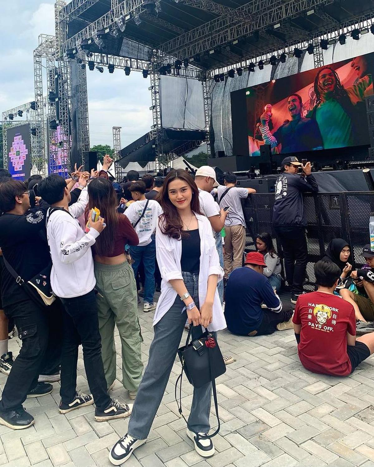 Deriska, yang akrab disapa Jeder, memiliki darah Sunda yang mengalir di tubuhnya. Dibesarkan di Bandung, ia sering mengunjungi keluarganya di Cianjur.<br>
