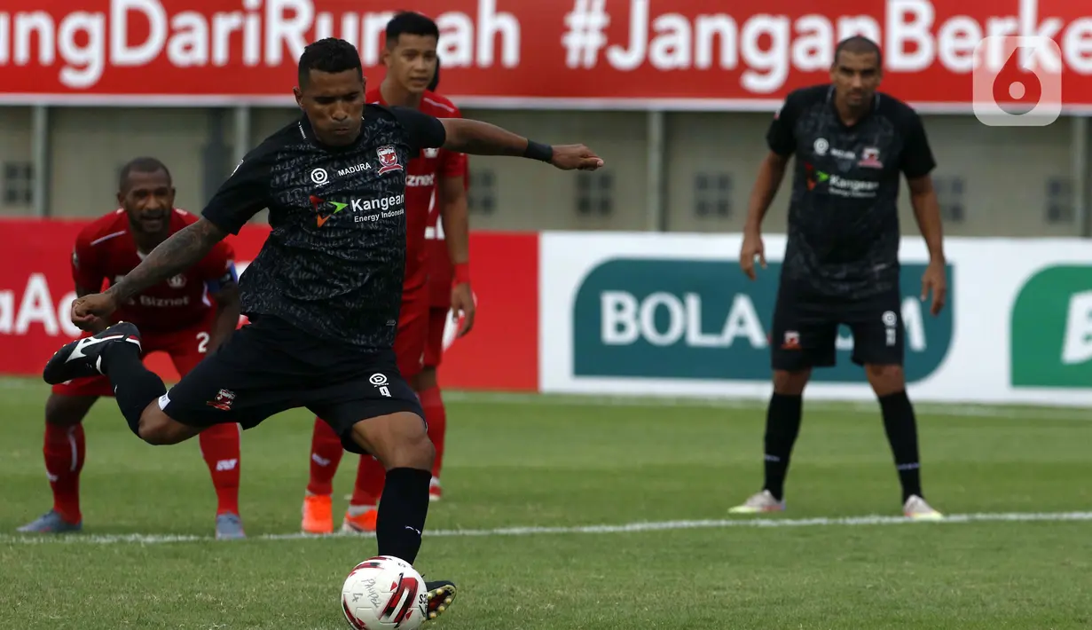 Pemain Madura United Alberto Goncalves Da Costa (kiri) menendang bola dari titik penalti ke gawang Persik Kediri yang menghasilkan gol dalam pertandingan babak penyisihan Grup C Piala Menpora 2021 melawan Madura United di Stadion Si Jalak Harupat, Bandung, Sabtu (3/4/2021). (Bola.com/Ikhwan Yanuar)
