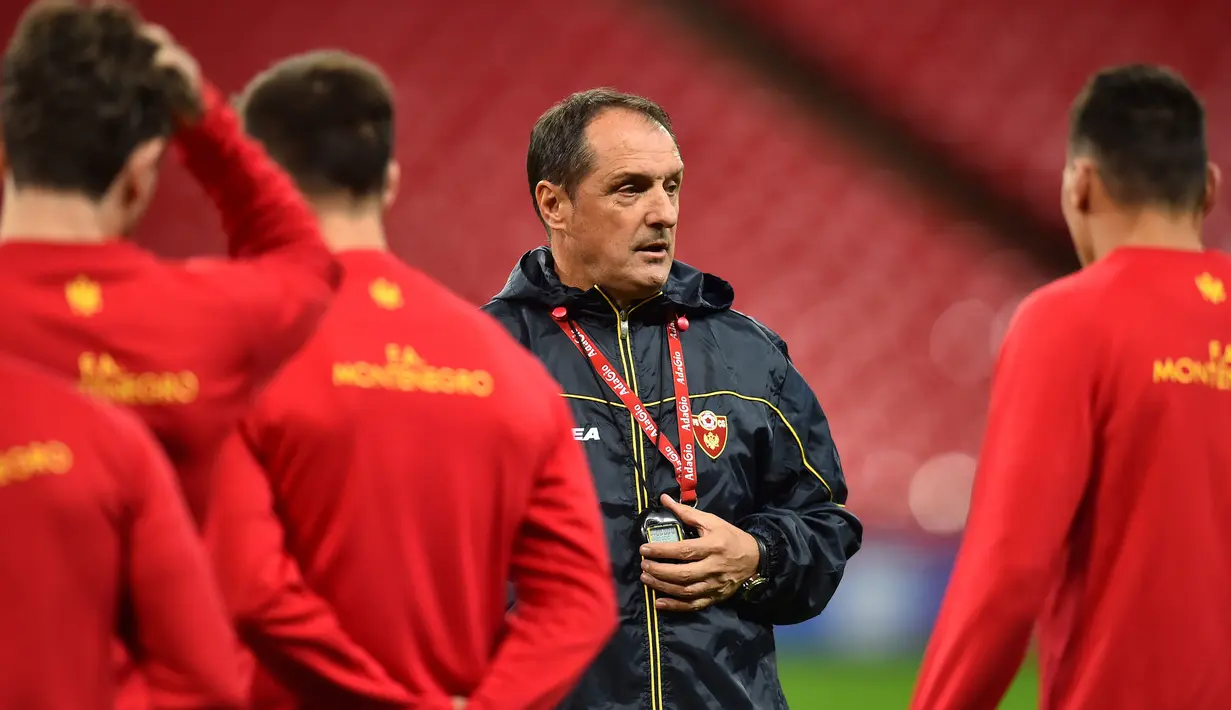 Pelatih Montenegro Faruk Hadžibegić berbicara dengan pemainnya saat sesi latihan tim di Stadion Wembley, London (13/11/2019). Montenegro akan bertanding melawan Inggris pada Grup A Kualifikasi Piala Eropa 2020 di Wembley pada 15 November 2019. (AFP Photo/Glyn Kirk)