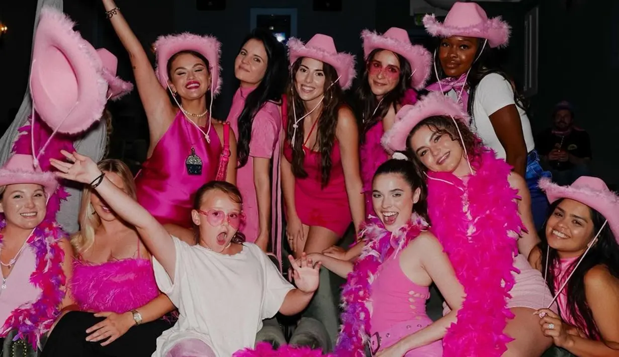 Selena Gomez membagikan beberapa momen perayaan ultahnya di Instagram Story-nya. Selain pesta ultah, pelantun lagu 'Love You Like a Love Song' itu juga menonton film 'Barbie'. Ia meluangkan waktu untuk memutar film tersebut bersama orang-orang terkasihnya. (Liputan6.com/IG/@connarfranklin)