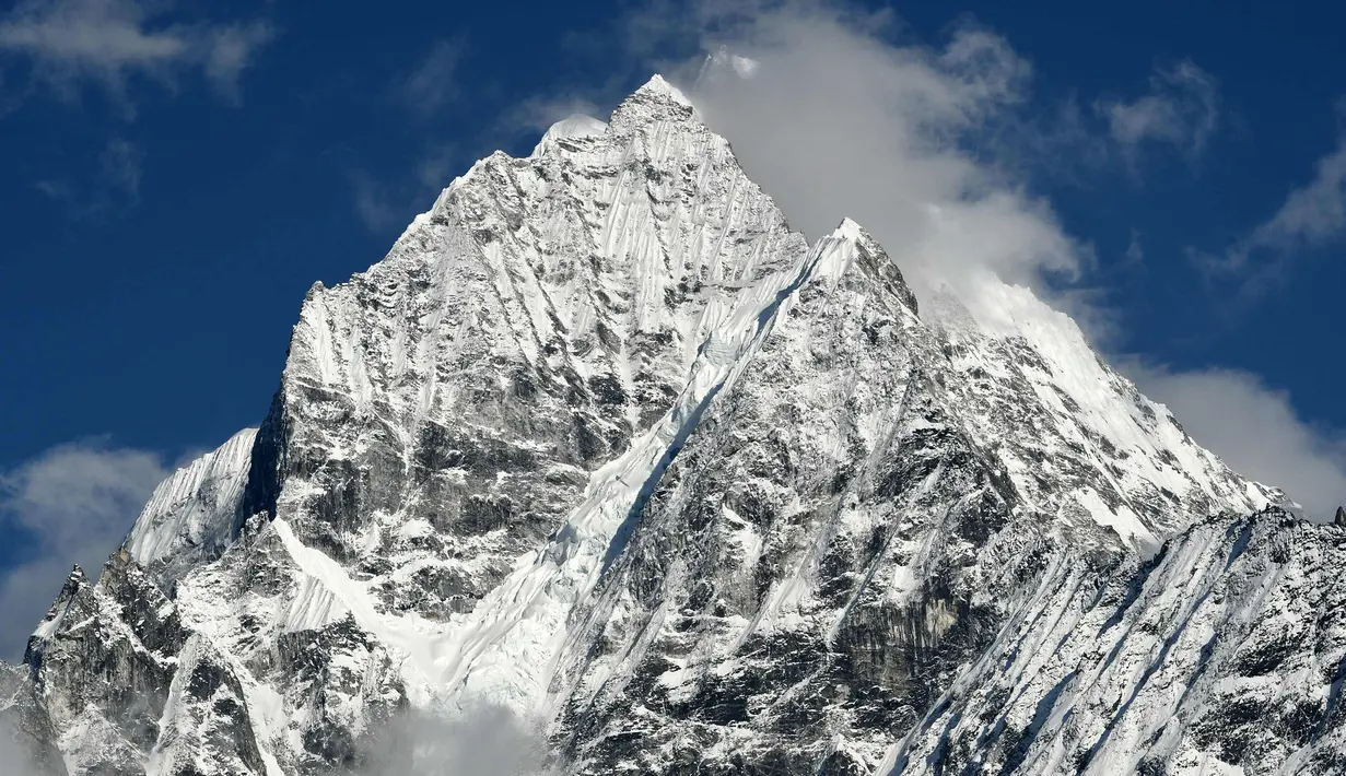 Pemandangan Gunung Himalaya Gunung Thamserku (ketinggian 6618 meter) dari desa Khumjung di wilayah Everest, sekitar 140km timur laut Kathmandu (16/4). (AFP Photo/Prakash Mathema)