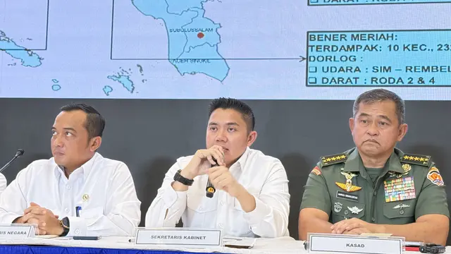 Seskab Teddy dan menteri konferensi pers perkembangan penanganan bencana Sumatra