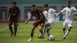 Saat menang 3-1 atas Persebaya Surabaya di pekan pertama BRI Liga 1 2021/2022, Jonathan Bustos membuat 2 assist atas 2 gol dari Terens Puhiri dan Guy junior. Ia juga mampu menjaadi konduktor tim dengan umpan-umpan suksesnya sebanyak 32 kali dalam laga tersebut. (Foto: Bola.com/Bagaskara Lazuardi)