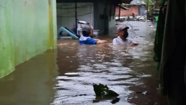 Ketigian Banjir yang melanda kota Banyuwangi hingga dada orang dewasa (Istimewa)
