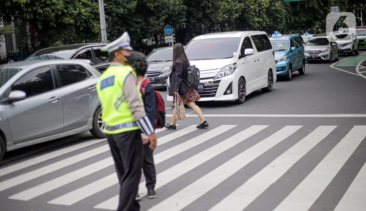 Kondisi arus lalu lintas imbas adanya demo di kawasan Jalan MH Thamrin, Jakarta, Jumat (4/11/2022). Pengalihan arus lalu lintas dilakukan mulai pukul 10.00 WIB sampai selesai, sementara masyarakat pengguna jalan diimbau mencari jalan alternatif. (Liputan6.com/Faizal Fanani)