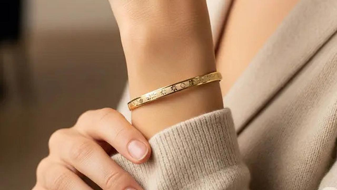 Bingung Pilih Gelang Emas Model Polos atau Berlian? Cek Plus-Minusnya di Sini!