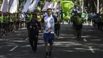 Pevoli legendaris Indonesia, Pascal Wilmar, berlari membawa obor Asian Games XVIII saat pawai di Denpasar, Bali, Selasa (24/7/2018). Sebanyak 53 kota di Indonesia akan dilalui oleh obor Asian Games. (Bola.com/Vitalis Yogi Trisna)