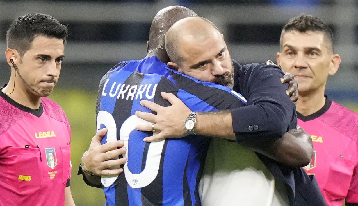 Pelatih Sampdoria yang juga mantan pemain Inter Milan, Dejan Stankovic, memeluk Romelu Lukaku pada laga Liga Italia di Stadion Giuseppe Meazza, Milan, Sabtu (29/10/2022). (AP/Luca Bruno)