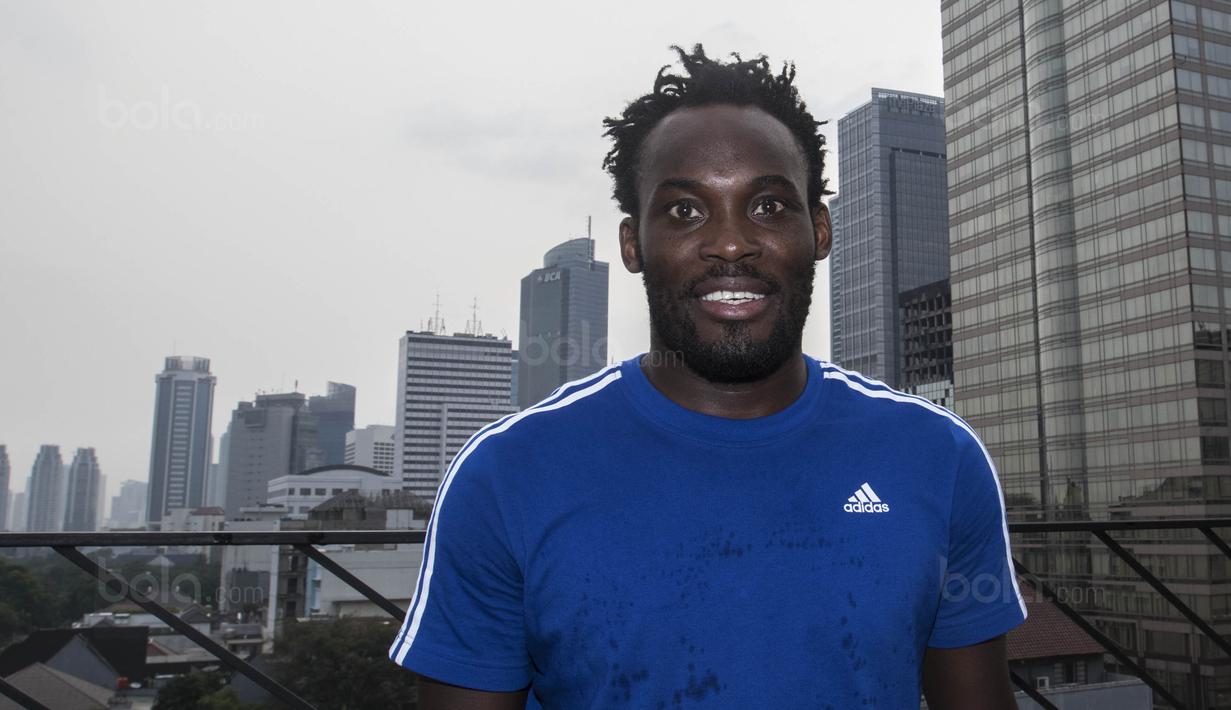 Gelandang Persib Bandung, Michael Essien, menghadiri media talkshow di Artotel, Jakarta,Sabtu (4/11/2017). Acara ini membahas seputar Premier League dan juga sepak bola Indonesia. (Bola.com/Vitalis Yogi Trisna)