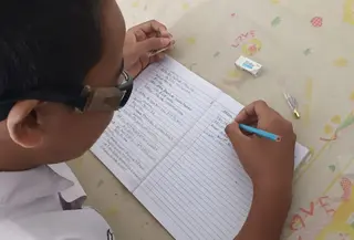 Evin (11), siswa di Depok yang mengalami mata minus (Debby Alifah Maulida/Liputan6.com)