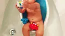 Anak Michael Phelps dan Nicole Johnson, Boomer Phelps, asyik banget main saat sedang mandi, ya! (instagram/nicolejohnson)