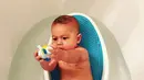 Anak Michael Phelps dan Nicole Johnson, Boomer Phelps, asyik banget main saat sedang mandi, ya! (instagram/nicolejohnson)