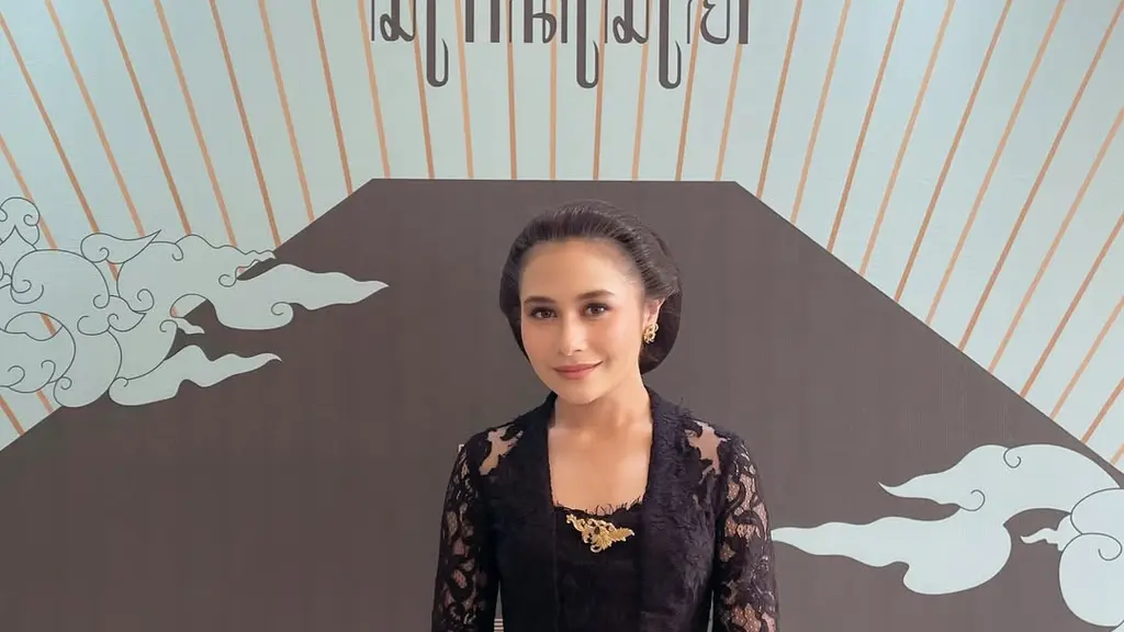 Prilly Latuconsina berbagi potret dirinya pertama kali ikut Kirab Pusaka Malam 1 Suro di Pura Mangkunegaran [@prillylatuconsina96]
