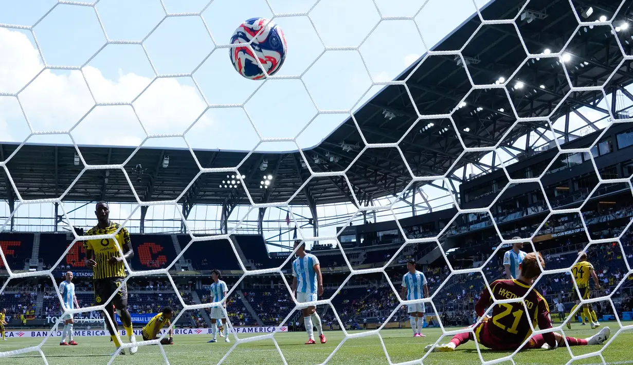 Dortmund mendominasi jalannya pertandingan. Mereka unggul dalam penguasaan bola dan kerap menebar ancaman di pertahanan Ulsan Hyundai. (AP Photo/Jeff Dean)