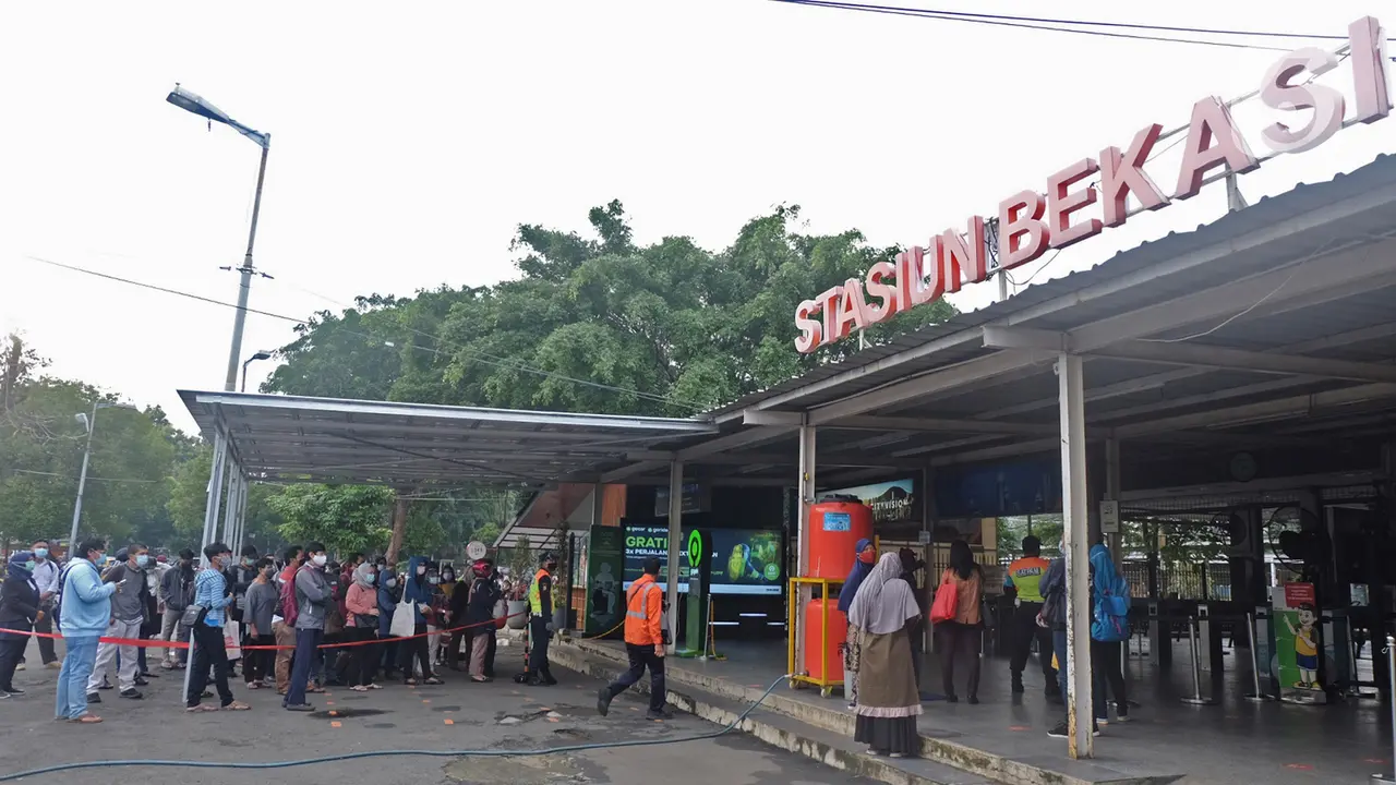 Ada Pembatasan Penumpang KRL, Antrean Panjang Terjadi di Stasiun Bekasi