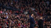 Ekspresi pelatih Real Madird Santiago Solari (kiri) dan pelatih Barcelona Ernesto Valverde saat bertemu pada leg pertama semifinal Copa del Rey di Stadion Camp Nou, Barcelona, Spanyol, Rabu (6/2). Pertandingan berakhir 1-1. (AP Photo/Manu Fernandez)