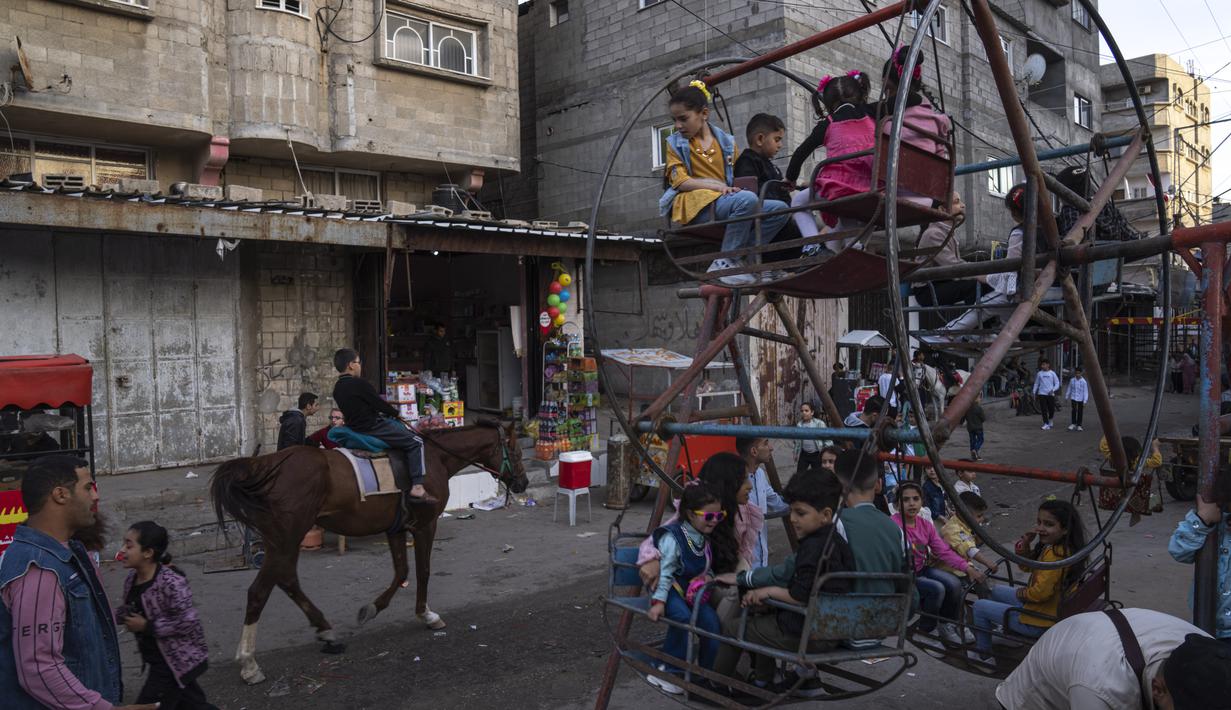 Meski berada dalam situasi konflik, anak-anak Palestina masih menyambut Idul Fitri dengan gembira dan meriah. (AP Photo/Fatima Shbair)