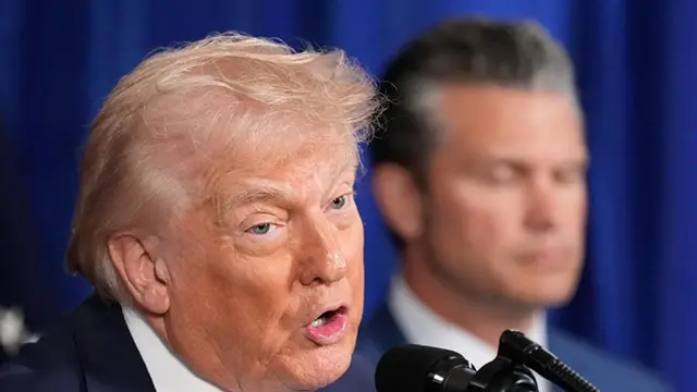 Presiden Amerika Serikat Donald Trump saat menyampaikan pernyataan di klub Mar-a-Lago miliknya di Palm Beach, Florida, pada Sabtu (3/1/2026).