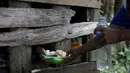 Jumia saat diberi makan oleh keluarganya saat dipasung di desa Jambu, Serang, Banten, Indonesia (23/3). Tahun ini Indonesia mengirimkan tim medis untuk membantu pasien yang mengalami ganguan mental. (REUTERS/Beawiharta)