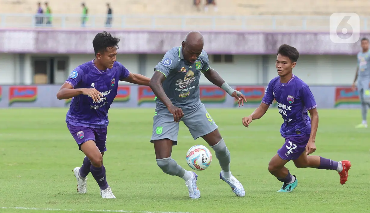 Hasil imbang ini membuat Persebaya menduduki posisi ke-12 dalam klasemen Liga 1 dengan 31 poin. (Bola.com/M Iqbal Ichsan)