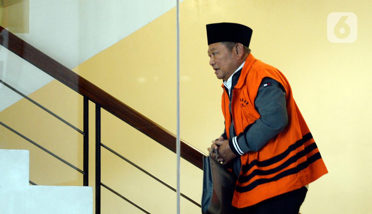 Bupati nonaktif Sidoarjo Saiful Ilah menaiki tangga menuju ruang pemeriksaan di Gedung KPK, Jakarta, Jumat (6/3/2020). Saiful Ilah diperiksa sebagai tersangka untuk melengkapi berkas terkait dugaan menerima suap proyek infrastruktur di Dinas PUPR Kabupaten Sidoarjo. (merdeka.com/Dwi Narwoko)