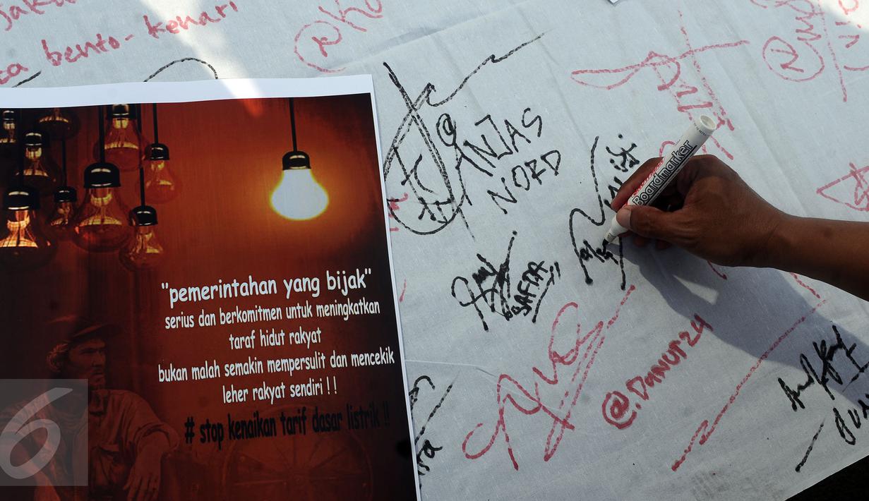 Warga menandatangani Petisi Penolakan Kenaikan Tarif Dasar Listrik di kawasan Bundaran HI, Jakarta, Minggu (7/5). Mereka meminta pihak berwenang mengkaji kembali kebijakan kenaikan tarif dasar listrik. (Liputan6.com/Helmi Fithriansyah)