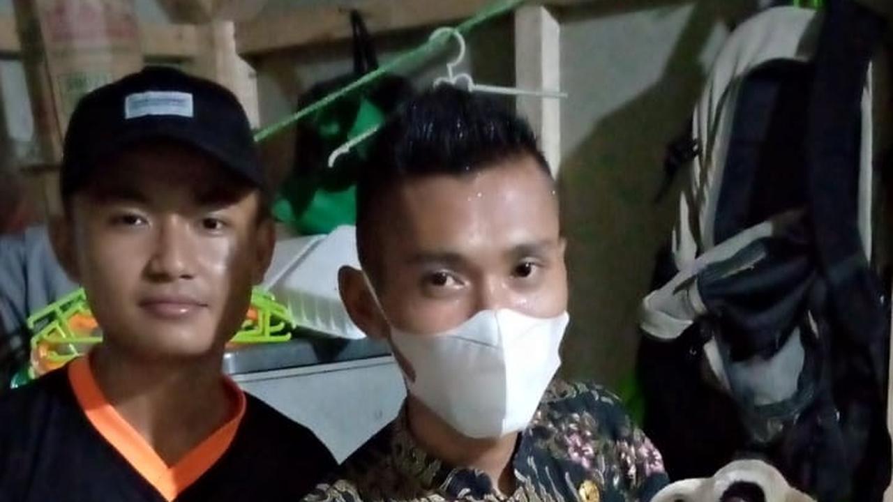 Hendi, warga Kampung Kubang Salaweyang Desa Jagabaya Kecamatan Mekarmukti, Garut, Jawa Barat menunjukan anak domba jantan bermata satu tanda hidung, dengan tanduk satu yang menghebohkan masyarakat.
