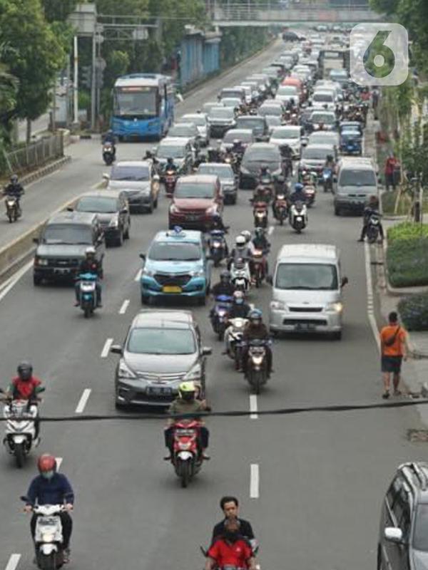 Kendaraan terjebak kemacetan saat melintas di Jalan Salemba Raya, Jakarta Pusat, Senin (4/5/2020). Meskipun sistem PSBB sedang diberlakukan, namun sejumlah jalan di Ibu kota tetap ramai dengan kendaraan akibat masih banyaknya warga yang beraktivitas di luar rumah. (Liputan6.com/Immanuel Antonius)