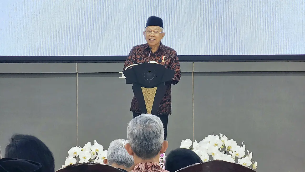 Wakil Presiden atau Wapres Ma'ruf Amin menghadiri dan memberikan pidato saat acara HUT ke-51 PDIP di Sekolah Partai PDIP, Lenteng Agung, Jakarta Selatan, Rabu (10/1/2024).