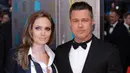 Angelina Jolie dan Brad Pitt mengumumkan perpisahan pada September 2016 usai 10 tahun bersama dan 2 tahun pernikahan. (In Touch Weekly)