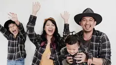 Pasangan yang menikah sejak 2013 silam ini nampak selalu harmonis di berbagai kesempatan. Bahkan, bersama dengan kedua hatinya, pasangan ini pun kerap tampil kompak dengan baju yang senada. (Liputan6.com/IG/mrssharena)